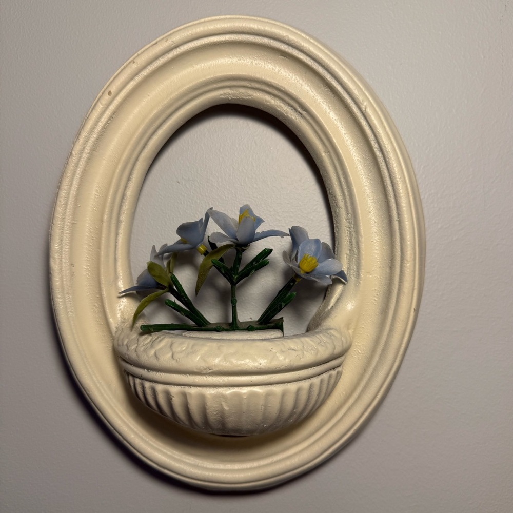 Vintage wall hanging. Plaster with faux periwinkle flowers 6x7.5” oval - Picture 1 of 8